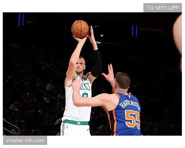 麦肯尼身体对抗能力持续提升，防守端表现稳健