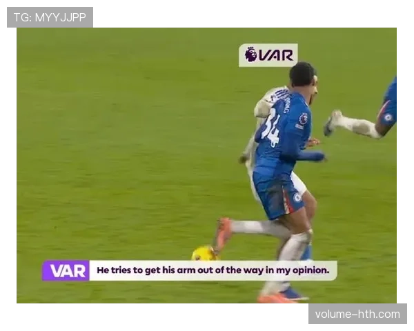 足球比赛规则如何界定“故意手球”与“无意触球”？