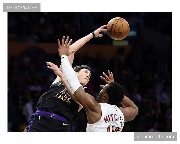 里夫斯无球跑动制造空位，三分效率领跑湖人后场